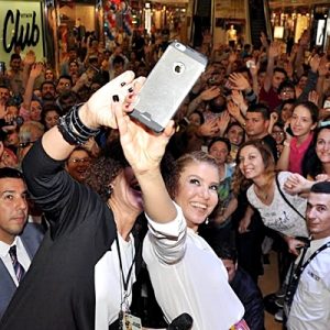 Türkiye’nin dört bir yanında düzenlenen imza günlerinde on binlerce hayranıyla