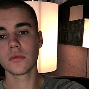 New York’ta bir otelden çıkarken görüntülenen Justin Bieber, bir hayranının