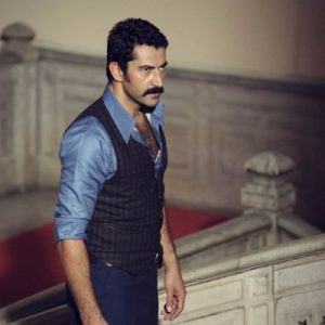 Kenan İmirzalıoğlu Ezel dizisindeki dayısı Tuncel Kurtiz’e vefasını yine gösterdi.