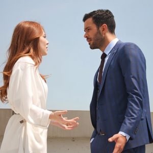 Başrollerini Elçin Sangu, Barış Arduç, Salih Bademci, Sinem Öztürk, Levent