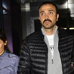 Oya Aydoğan, yemek yediği sırada boğazına takılan patates parçasını çıkarmaya
