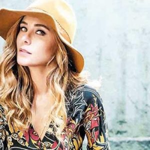 Ünlü oyuncu Burçin Terzioğlu, katıldığı galadaki derin dekolteli elbisesiyle ve