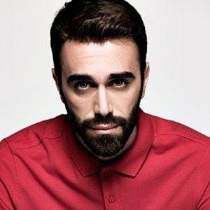 Geçtiğimiz hafta Cihangir’deki evinin merdivenlerinden düşerek ağır yaralanan ve acil