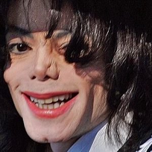 Michael Jackson’ın California Santa Barbara’daki Neverland Çiftliği’nde, çok sayıda pornografik