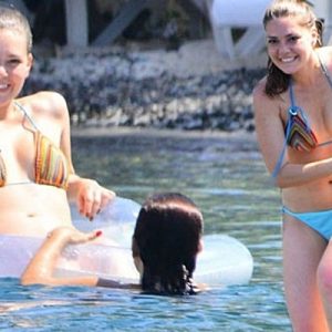 Oyuncu önceki gün bir Beach’te görüntülendi. Annesinin sırtına güneş kremi