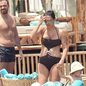 Locada mı halk plajında mı kalıyor derken şimdi de bikinili