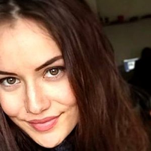 Ünlü oyuncu Fahriye Evcen’in doğum günü olan bugünde sevenleri ve
