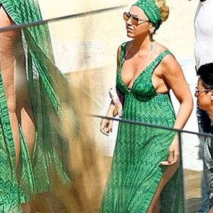İş için Bodrum’a giden Hadise’nin uzun elbisesi bile kilolarını ve