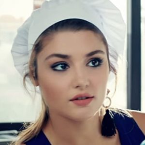 Hande Erçel sadece ekranda değil sosyal medyada da dikkatleri üzerine