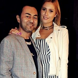 Şarkıcı Serdar Ortaç, eşi Chloe Loughnan ile Reina’da eğlendi. Evliliklerinin