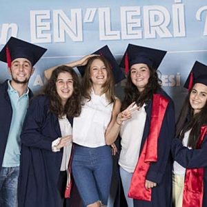 Başarılı oyuncu Serenay Sarıkaya, geçtiğimiz haftalarda sosyal medya hesaplarından #mutluveumutlu