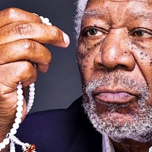 Hollywood’un ünlü isimlerinden Morgan Freeman’ın tespihle çektirdiği fotoğraflar İslam’ı seçtiği