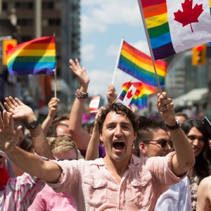 Toronto kentindeki Onur Yürüyüşü’ne katılan Başbakan Justin Trudeau, katıldı. Tredeau