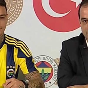 Yeni transfer Gregory van der Wiel, düzenlenen imza töreninde kendisini