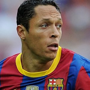 Beşiktaş, Adriano transferi için Barcelona ve oyuncuyla görüşmelere başlandığını borsaya