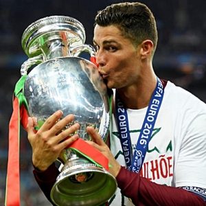 Portekizli yıldız futbolcu Cristiano Ronaldo’nun adının, doğduğu kentteki havalimanına verileceği