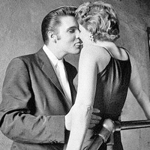 Herkes bu fotoğraftaki kadını merak ediyordu. Rock’n Roll’un kralı Elvis