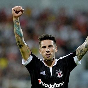 Estudiantes’in kendisinde 4 milyon euro teklif ettiğini belirten Jose Sosa,