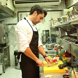 Ay Yapım imzalı, başrollerini Kadir Doğulu, Seda Bakan, Mustafa Üstündağ,