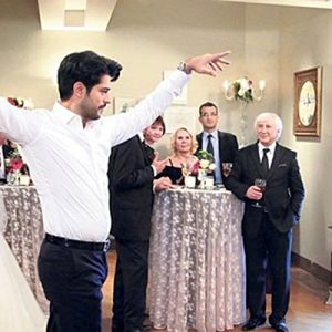 Burak Özçivit’in polemik yaşadığı Kadir Doğulu yüzünden düğüne gitmediği öğrenildi.
