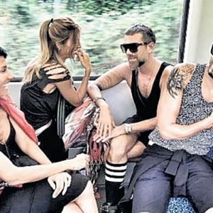 Çağla Şikel ve modacı Hakan Akkaya dünyaca ünlü popçu Beyonce’nin