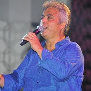 İzmir’de bir otelde sahne alan ünlü sanatçı Cengiz Kurtoğlu, 15