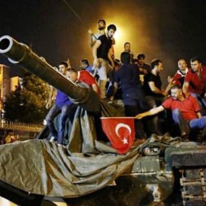 Aralarında Tarkan, Berrak Tüzünataç, Serenay Sarıkaya gibi tanınmış pek çok