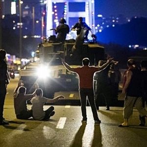 Aydın ve sanatçılar darbe karşıtı Demokrasi mücadelesini desteklediklerini bildirdi. Nejat