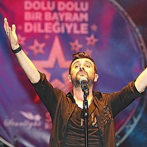Antalya Starlight Resort Hotel’de konser veren Gökhan Tepe, evliler kervanına