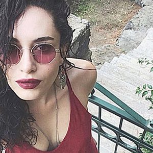 Son dönemin başarılı ve güzel isimlerinden Hande Doğandemir selfiesi ile