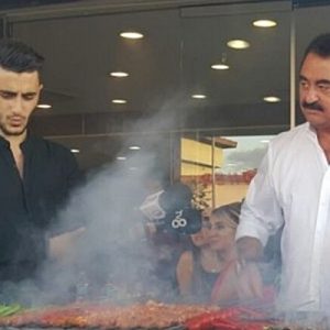 İbrahim Tatlıses, hem mangal yaptı hem röportaj! Gazetecilerle bir araya