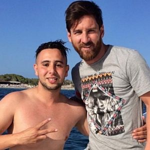 Özel yatında ailesiyle birlikte tatilini geçiren futbolcuya büyük bir hayranlık