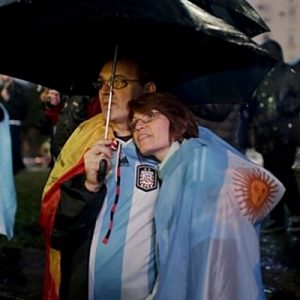 Arjantin’de, milli takımı bıraktığını açıklayan Lionel Messi için halk sokağa