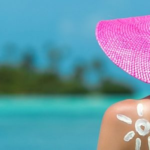 Güneş koruyucuları plajda sürmek… Rastgele bir ürün seçmek… Ayak ve