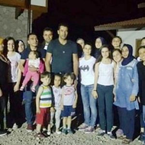 Kenan İmirzalıoğlu köyüne gitti, eşi Sinem Kobal kendisine eşlik etmedi.