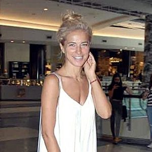 Güzel sunucu Burcu Esmersoy, önceki gün İstinye’deydi. Her zaman makyajlı
