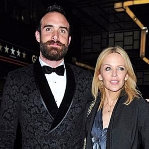 Avustralyalı şarkıcı Kylie Minogue, kendisinden 20 yaş küçük nişanlısı, 28