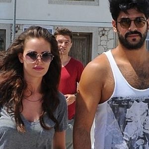 Burak Özçivit ile Fahriye Evcen, Çeşme’de halk plajında… Burak Özçivit