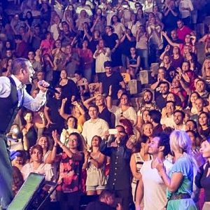 Ferhat Göçer, organizasyonunu Pera Event’in üstlendiği Turkcell Yıldızlı Geceler sahnesinde