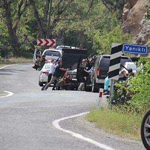 Artvin’in Şavşat ilçesinde CHP Genel Başkanı Kemal Kılıçdaroğlu’nun konvoyunun geçiş