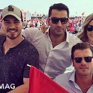 Ünlü oyuncu Sinem Kobal, Yenikapı’daki Demokrasi ve Şehitler Mitingi’nde eşi