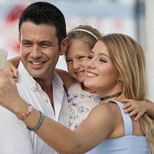 Yönetmenliğini Emre Kabakuşak, yapımcılığını Barakuda yapımın üstlendiği ve başrollerini ise