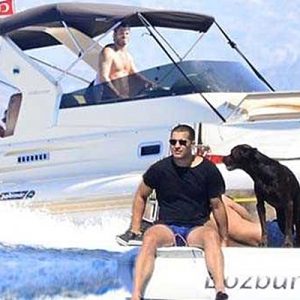 Eski dostlar Kıvanç Tatlıtuğ ve Çağatay Ulusoy, Marmaris’te buluştu. İkili
