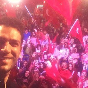 Dizilerin aranan oyunçusu Murat Yıldırım, Halkalı Meydanı’nda demokrasi nöbeti tutan