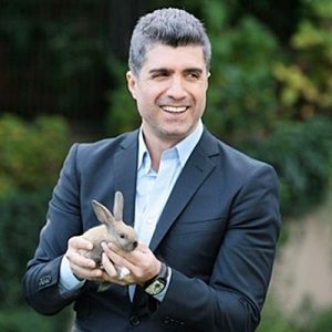 Oyuncu ve yönetmen Özcan Deniz, kariyerinde bir ilke imza atacak.