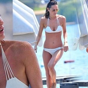İki kız arkadaşıyla birlikte denize giren eski oyuncu, beyaz bikinisiyle