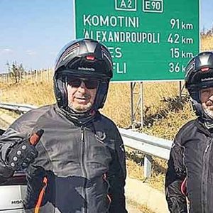 Ünlü komedyen Cem Yılmaz ağabeyi Can Yılmaz ile birlikte geçtiğimiz