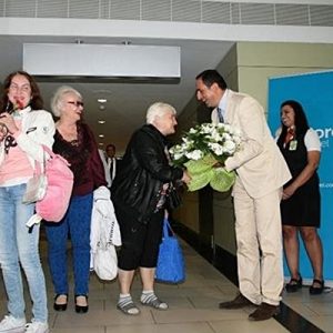 Rus uçağı “su tagı” ile Rus turistler Antalya Havalimanı’nda kırmızı