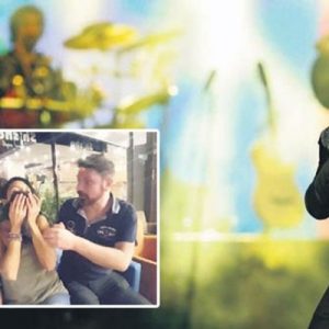 Fanatik hayranlar, terli havluları koklayarak poz verme yarışı yaptı. Tarkan’ın,