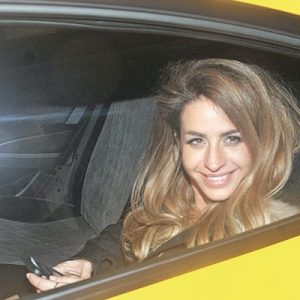 Büşra Pekin, önceki gece müzisyen sevgilisi Ersay Üner’in performans sergilediği